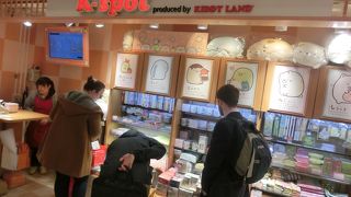 これから流行らせたい品が壁に並ぶ