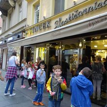 店は、いつも混雑しています。