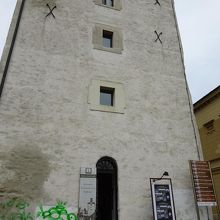 元は、１３世紀に建てられた 見張り塔です。