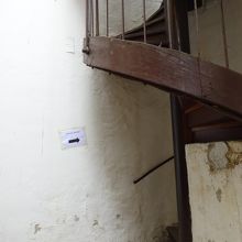 ドアの向こう側は、外階段？！