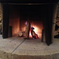 燃える音と灯りで癒された暖炉