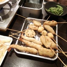 串揚げは、揚げて持ってきてくれます！