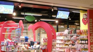 キャラクターショップが３軒並んでいます