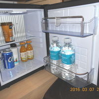 冷蔵庫の中には無料のミネラルウォーターが2本。
