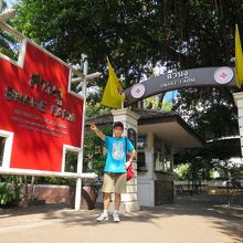 エントランスの前で