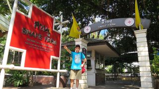 病院のような建物裏側にありました。