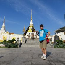 船の形の本堂の前で