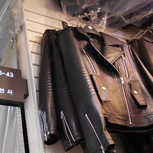 東大門光煕市場6階の43番がヒョンソンサ です。