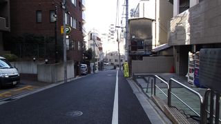 人通りのない静かな坂道です