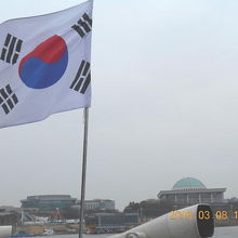 韓国国旗の右側は国会議事堂です。