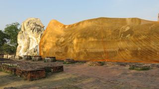 笑っているように見える涅槃仏