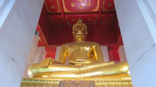 金色の大きな仏像