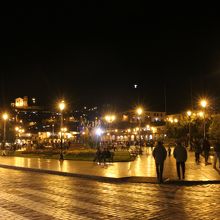 夜のアルマス広場はライトアップされてムードたっぷり