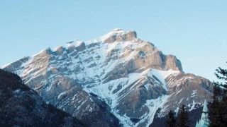 バンフを見下ろす雄大な山です