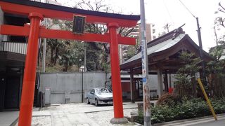 忍が岡と向が岡の境に鎮座