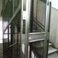 年代物の鉄のシースルーエレベーター