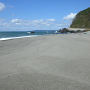 深浦町海岸線の中では珍しい砂浜の海岸