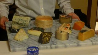 一つ一つは小皿だが手が込んでいる．チーズの盛り合わせにはびっくり