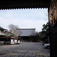 立派な本堂と山門の紋