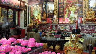 びっしりと並べられた神像が迫力あり。