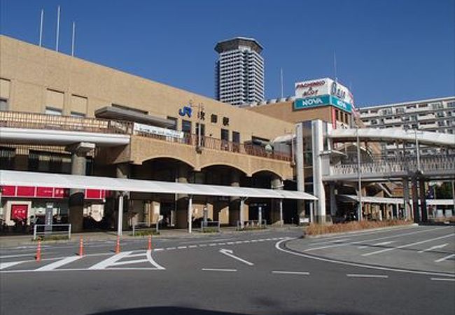 この駅前から、商店街が有って、多くのお店が有ります。レストランも多いので、便利です。