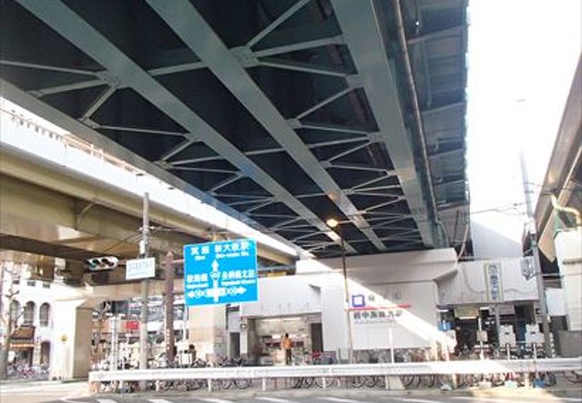 周辺には、ビジネスホテルも有って、また、大衆酒場も有る、そんな駅です。ぜひ