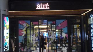 品川駅から直結し、アクセスもよく、特徴のある店舗が出店しています