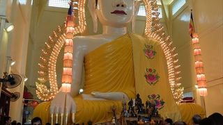 タイと中国の仏教を融合させた寺院