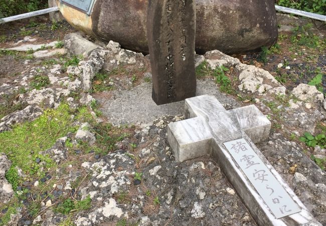 沖縄戦に於いて戦死した米軍の司令官をはじめとした将校の慰霊碑があります。～バクナー中将慰霊碑～