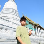 運河の横に寺院があります！