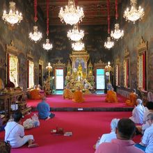 本堂内部（シャンデリアがきれい）