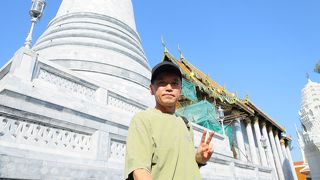 運河の横に寺院があります！