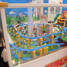 目を引くジオラマが店頭にあります