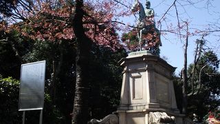 軍装で乗馬姿の大きな銅像です