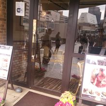 アルタの隣にあります