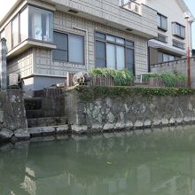 各家庭は堀江の階段があり、生活用水として活用