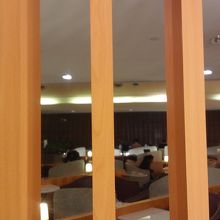 中は静かで落ち着きます