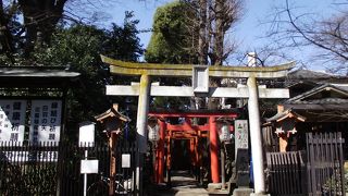 花園稲荷の旧跡である穴稲荷も祀られています