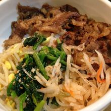 お肉は気持ち少なめ。ナムルでカバー。