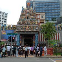 いつも人の出入りが絶えないスリ・ヴィラマカリアンマン寺院