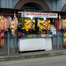 寺院外には、お供え用の花を売る露店もあります。