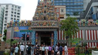 リトル・インディアの景観を代表するヒンズー教寺院。