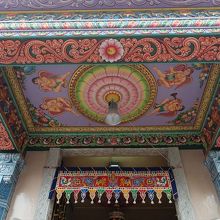 入口の天井周辺の装飾が見事。