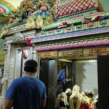 寺院内部には小さい祠が多数。お参りの人が巡り歩いています。