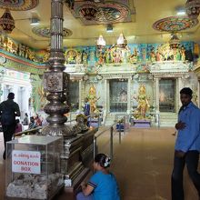 寺院内は、ホールのようになった部分もあり。