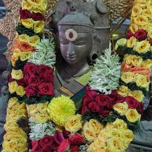 花や果物に包まれた神様の像。このほかにもたくさん見られます。