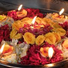 花と蝋燭がよく似合うスリ・ヴィラマカリアンマン寺院。