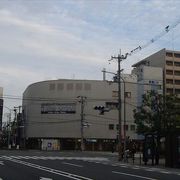 この駅、阪急電鉄京都本線の駅で、、駅前は、大きな交差点で、周辺にもコンビニやレストランも有る、そんな駅です。