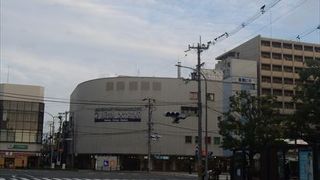 この駅、阪急電鉄京都本線の駅で、、駅前は、大きな交差点で、周辺にもコンビニやレストランも有る、そんな駅です。