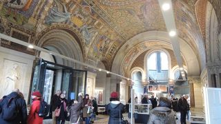 崩れた塔の天井に描かれたモザイク画はとても綺麗です